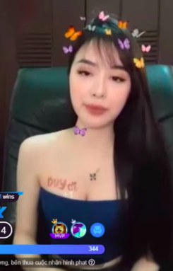 Nữ streamer chơi bài viết tên fan lên ngực cực hot