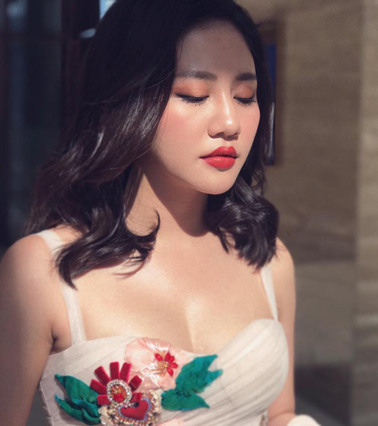 Sau vụ lộ clip nóng, Văn Mai Hương ngày càng sexy hơn