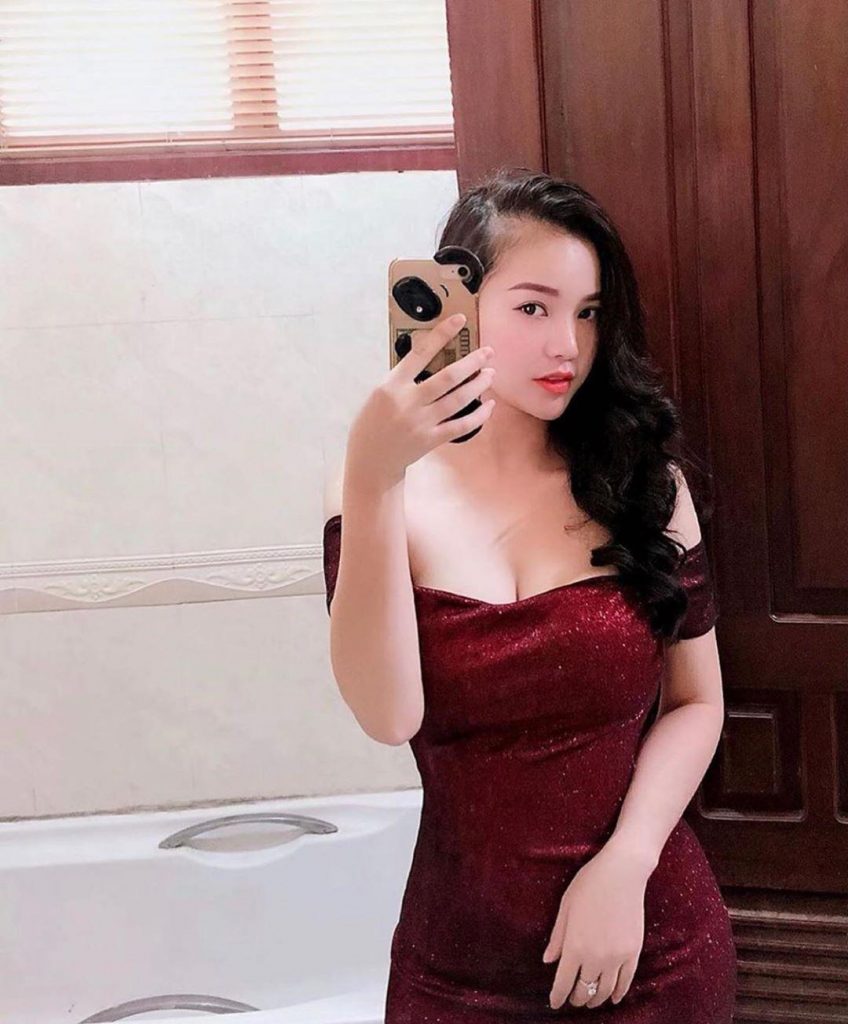 Vòng 1 khủng hơn 108cm, hot girl Việt Nam được lên cả báo Trung Quốc