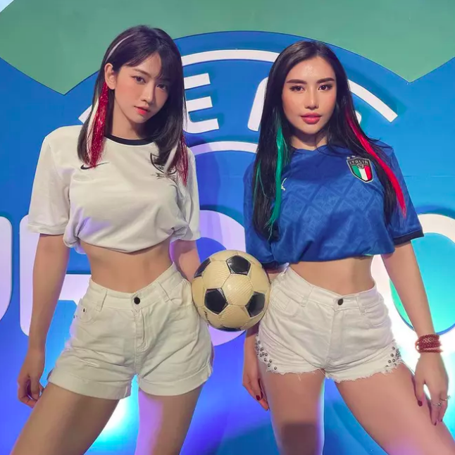 Tiktoker Việt khoe thân cổ vũ chung kết Euro 2020